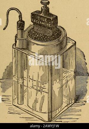 Trattato elementare su batterie elettriche, sostituendo il perossideof manganese con perossido di piombo. Tuttavia, ha scoperto che questa batteria era inferiore a quella precedente. È certo, in effetti, che la batteria al manganese abbia una forza elettromotrice molto più piccola rispetto alla batteria al perossido di piombo, e che la depolarizzazionedovrebbe essere molto imperfetta. Qualunque siano le ragioni, questa batteria è stata completamente dimenticata quandlanche ha iniziato le sue ricerche, il che ha portato alla produzione di una delle batterie più ampiamente usate e migliori, per certi casi, Foto Stock