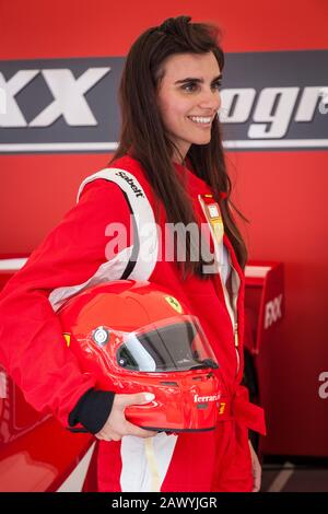 L'attrice Lara Heller nella tuta da corsa Ferrari e il casco nello stand Ferrari al Goodwood Festival of Speed 2018. Foto Stock