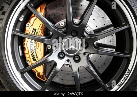 Primo piano di un disco in lega e di un freno a disco in carbonio su un biturbo Mercedes-AMG GT V8 2018 Foto Stock