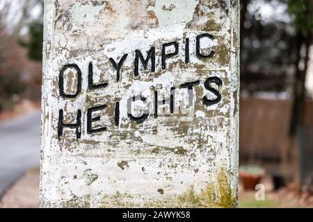 Vecchio posto in cemento a Springs, NY con il nome del quartiere, Olympic Heights Foto Stock