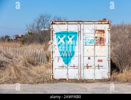 Vecchio contenitore di spedizione con graffiti sulla spiaggia di hampton Foto Stock