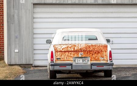 Vecchia Cadillac convertibile con un'estremità posteriore fortemente arrugginita Foto Stock