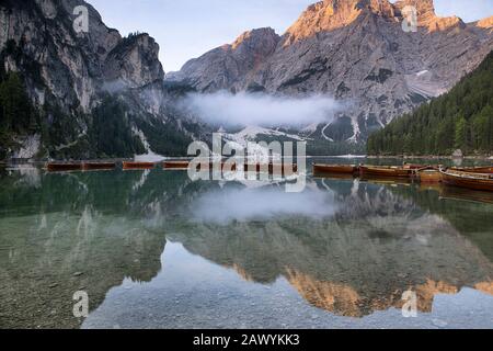 Vista sul lago di Braies, Dolomiti, Alpi Italiane. Foto Stock