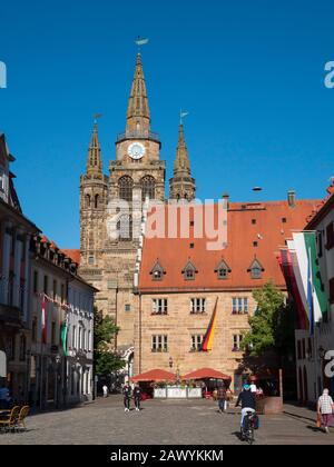 Martin-Luther-Platz Mit Blick Auf St. Gumbertus, Stadthaus, Markgraf-Georg-Brunnen Und Rathaus, Ansbach, Mittelfranken, Franken, Bayern, Deutschland | Foto Stock