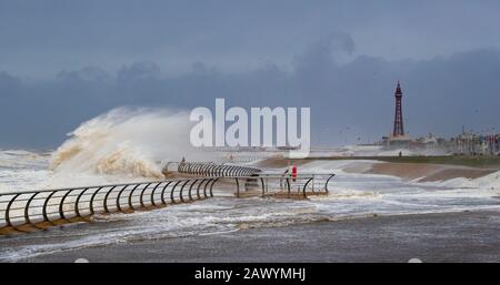 Le onde si infrangono sul lungomare di Blackpool, in quanto sono state emesse avvertenze meteo per vento, neve e ghiaccio in gran parte del paese, mentre il Regno Unito lotta per riprendersi dalla martoriata di Storm Ciara. Foto Stock