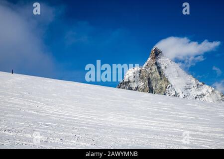 Vista sul monte Cervino contro il cielo blu Alpi svizzere Foto Stock