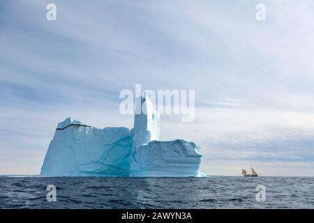 Maestosa formazione iceberg sul soleggiato Oceano Atlantico Groenlandia Foto Stock