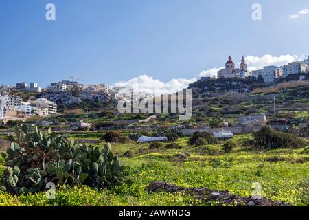 Mellieha villaggio o piccola città con chiesa parrocchiale sulla cima della collina nella regione settentrionale di Malta Foto Stock