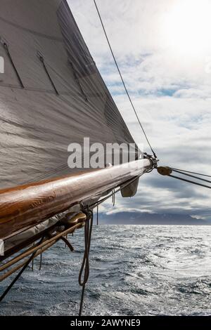 Barca a vela albero su oceano soleggiato Foto Stock