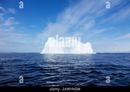 Maestosa formazione iceberg su blu soleggiato Oceano Atlantico Groenlandia Foto Stock