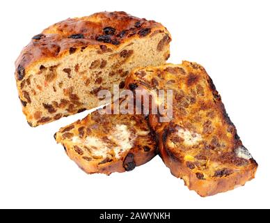 Fette di pane dolce tostato irlandese barbbrack con burro isolato su sfondo bianco Foto Stock