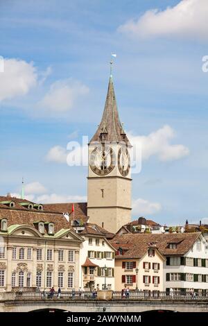 Chiesa di San Pietro nel centro di Zurigo, Svizzera, ponte sul fiume Limmat di fronte. Foto Stock
