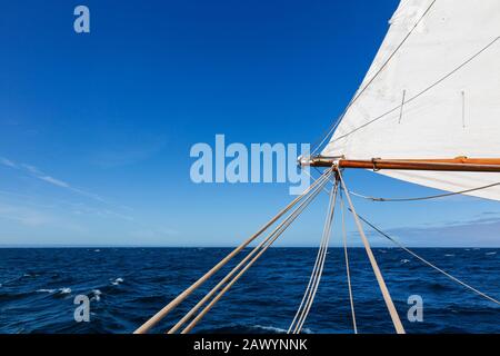 Barca a vela vela e albero sopra la soleggiata blu Oceano Atlantico Groenlandia Foto Stock