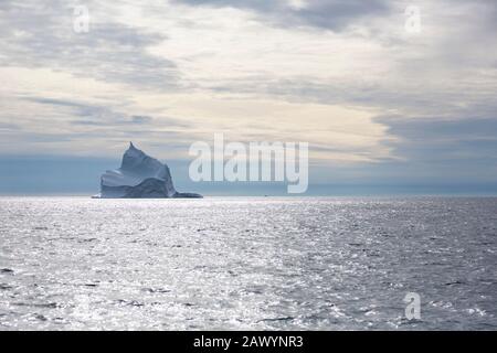 Maestosa formazione iceberg sul soleggiato Oceano Atlantico Groenlandia Foto Stock