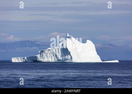 Maestosa formazione iceberg su blu soleggiato Oceano Atlantico Groenlandia Foto Stock