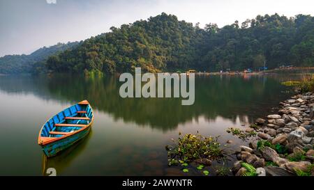 Una bella barca singola parcheggiata a Begnas Lago Pokhara Nepal. Foto Stock