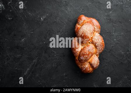 Pane intrecciato con farina. Vista dall'alto. Spazio libero per il testo. Foto Stock