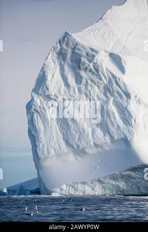 Maestosa formazione iceberg su oceano soleggiato Groenlandia Foto Stock