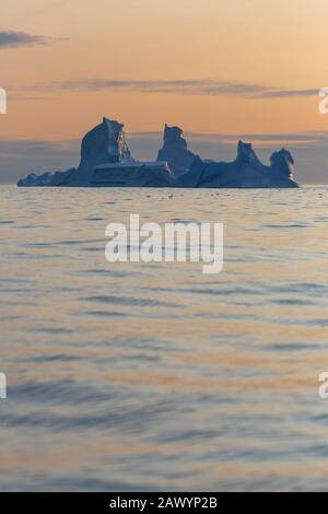 Maestose formazioni iceberg sul tramonto Oceano Atlantico Groenlandia Foto Stock