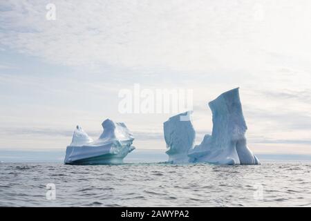 Maestose formazioni iceberg sull'Oceano Atlantico Groenlandia Foto Stock
