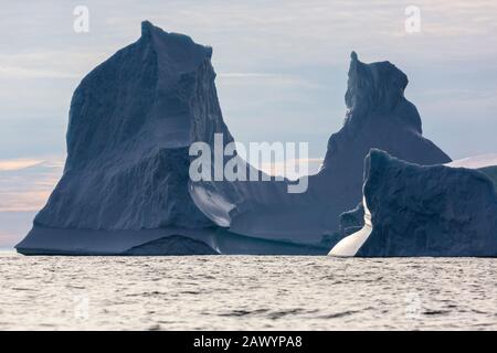 Maestose formazioni iceberg Oceano Atlantico Groenlandia Foto Stock
