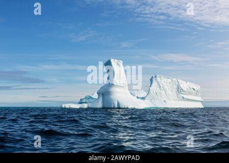 Maestosa formazione iceberg su blu soleggiato Oceano Atlantico Groenlandia Foto Stock