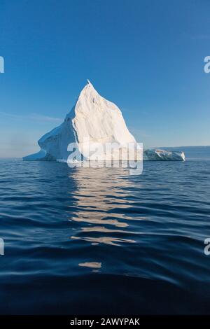 Maestosa formazione iceberg su blu soleggiato Oceano Atlantico Groenlandia Foto Stock