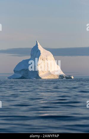 Maestosa formazione iceberg su blu soleggiato Oceano Atlantico Groenlandia Foto Stock