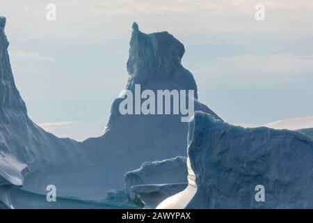 Soleggiate maestose formazioni iceberg Groenlandia Foto Stock