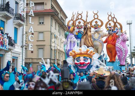 Viareggio, ITALIA - 09 FEBBRAIO 2020: La sfilata di carnevale galleggia sulle strade di Viareggio, Italia. Il Carnevale di Viareggio è considerato uno dei più importanti carnevali d'Italia. Foto Stock