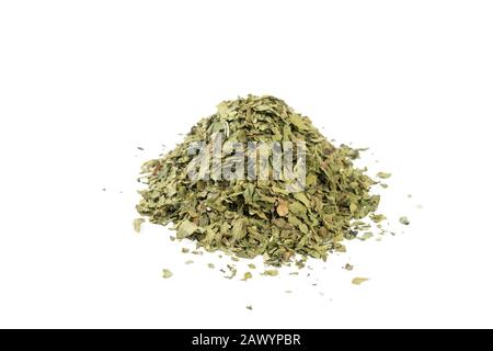 erba secca di lovage isolato su sfondo bianco. vista frontale. spezie e ingredienti alimentari Foto Stock