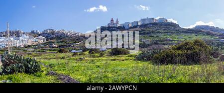 Mellieha villaggio o piccola città con chiesa parrocchiale sulla cima della collina nella regione settentrionale di Malta Foto Stock