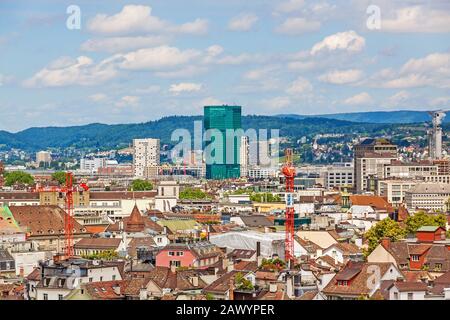 Zurigo, Svizzera - 10 giugno 2017: Torre principale, Zurigo, Svizzera con paesaggio urbano Foto Stock