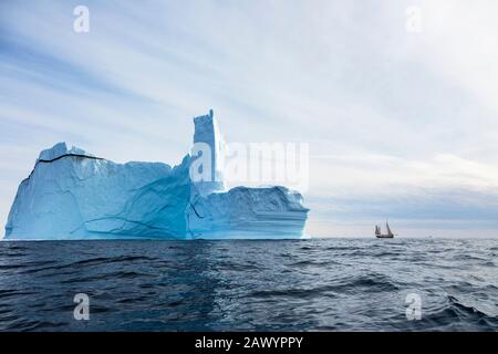 Maestosa formazione iceberg su blu soleggiato Oceano Atlantico Groenlandia Foto Stock