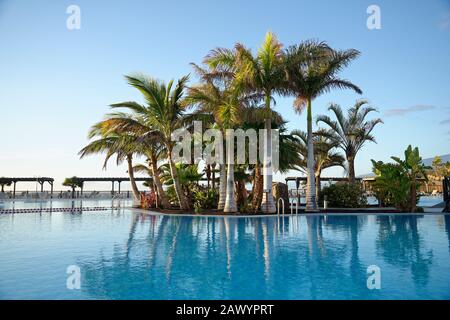 Foto generale del resort per le vacanze. Edifici del resort, palme e piscina. Foto Stock