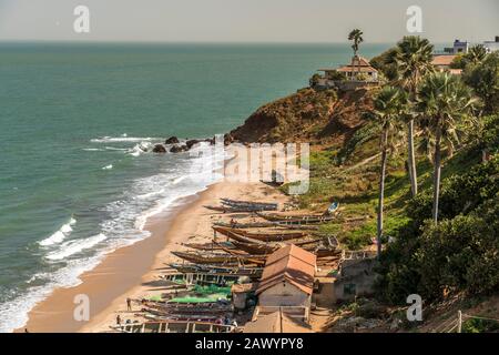 Fischerboote am Strand vom Fischmarkt a Bakau, Gambia, Westafrika | barche da pesca sulla spiaggia del mercato del pesce a Bakau, Gambia, Africa occidentale, Foto Stock