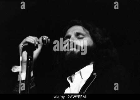 Jim Morrison del gruppo The Doors al famoso festival Isle of Wight nel 1970, si stima che tra 600 e 700.000 persone hanno partecipato. Sabato 29 Agosto 1970 Foto Stock