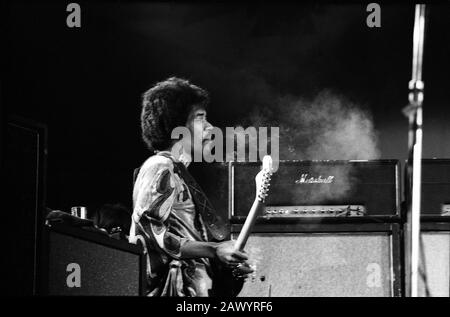 Jimi Hendrix al famoso Isle of Wight Festival nel 1970, si stima che tra 600 e 700.000 persone hanno partecipato. Domenica 30 Agosto 1970 Foto Stock