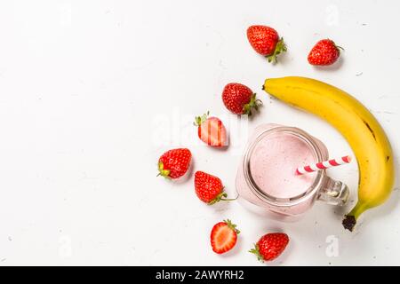 Frullato di fragola o frappè in mason jar. Foto Stock