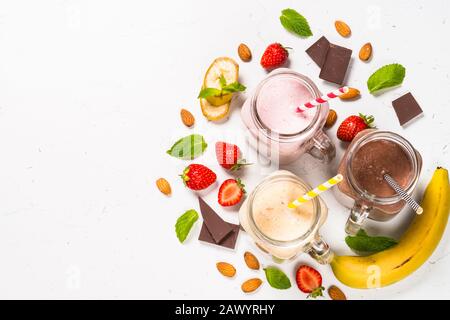 Set di frappè in vasetti di vetro. Foto Stock