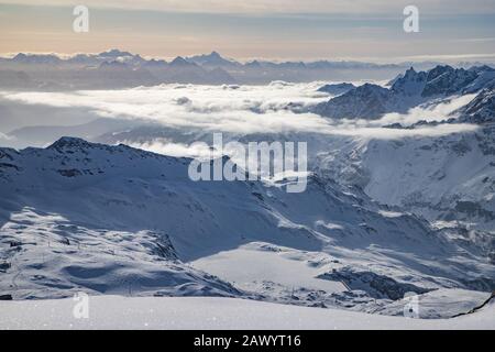 Cime innevate nel paradiso alpino svizzero del Matterhorn Foto Stock