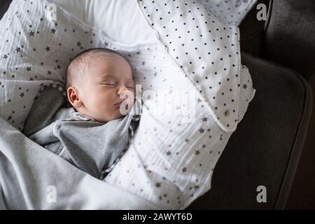 Bambino stanco neonato dormire in culla Foto Stock