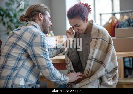 Giovane ragazza che piange e un uomo che la rilassa. Foto Stock