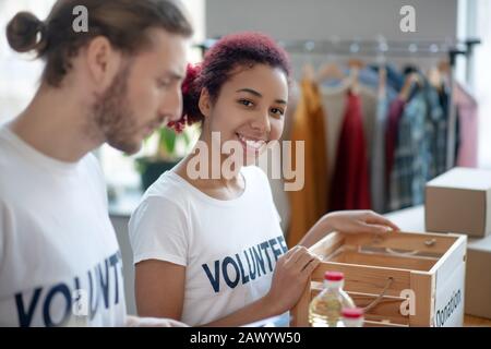 Giovane ragazza e uomo in identiche magliette bianche con iscrizione. Foto Stock