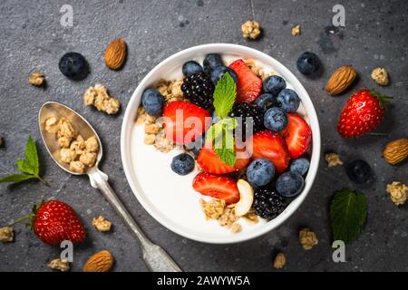 Lo yogurt greco di muesli con frutti di bosco freschi . Foto Stock