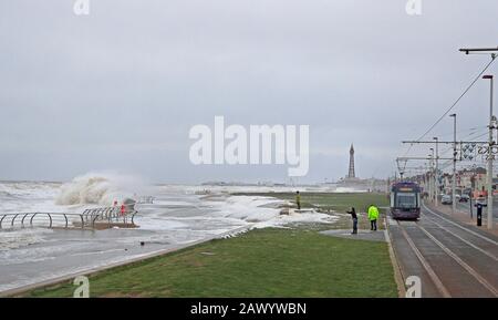 Le onde si infrangono sul lungomare di Blackpool, in quanto sono state emesse avvertenze meteo per vento, neve e ghiaccio in gran parte del paese, mentre il Regno Unito lotta per riprendersi dalla martoriata di Storm Ciara. Foto PA. Data Immagine: Lunedì 10 Febbraio 2020. Guarda la storia di PA WEATHER Storm. Photo credit dovrebbe leggere: Peter Byrne/PA Filo Foto Stock