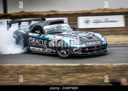 Dean Kearney ha deviato un Dodge Viper 2016 per produrre abbondante fumo negli pneumatici posteriori al Goodwood Festival of Speed 2018. Foto Stock