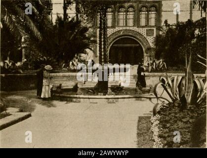 Viaggi invernali nel sud; impressioni di penna e macchina fotografica di uomini, maniere, donne e cose tutto il senso dal Golfo blu e New Orleans attraverso le palme alla moda Florida ai pini della Virginia. L'UAPTISTEIN, ALLA FONTANA DELLA GIOVINEZZA. LA FONTANA del ponce, UN LUOGO di GATHEKING PER I BAMBINI, la primavera di Sant'AGOSTINO e la vostra guida vi ripeteranno per la vostra benefica storia romantica ad essa collegata. Nessun dubbio c'è una base di fatto per la sua storia. Non so.i non ricordo la storia. Non lontano dalla Fontana della Gioventù ci sono due alberi con un'espressione autocosciente, beneithwhich si afferma po Foto Stock