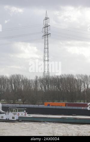 Duisburg, Germania. 10th Feb, 2020. Le navi navigano davanti a un pilone di potenza dove c'è un problema con la linea ad alta tensione che attraversa il Reno. Inizialmente, un cavo di messa a terra innocuo era caduto nell'acqua sul lato Krefeld, che potrebbe portare ad un cavo con tensione, secondo la polizia di Duisburg. Il fiume è stato temporaneamente chiuso per la navigazione tra Düsseldorf e Krefeld. Al momento, non si può né confermare né negare se il caso comporti danni da tempesta. Credito: David Young/Dpa/Alamy Live News Foto Stock