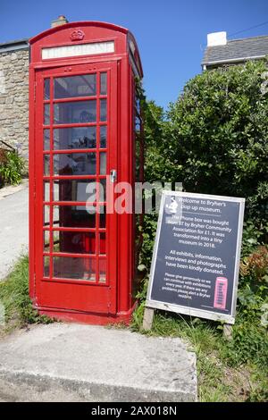 Vecchia cassetta telefonica rossa utilizzata come museo sull'isola di Bryher Foto Stock